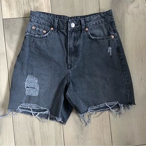 H&M‎ Divided High Rise 5” Inseam Distressed Black Denim Shorts Women’s Size 4